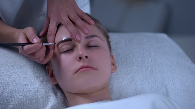 Як користуватись трафаретом для брів?