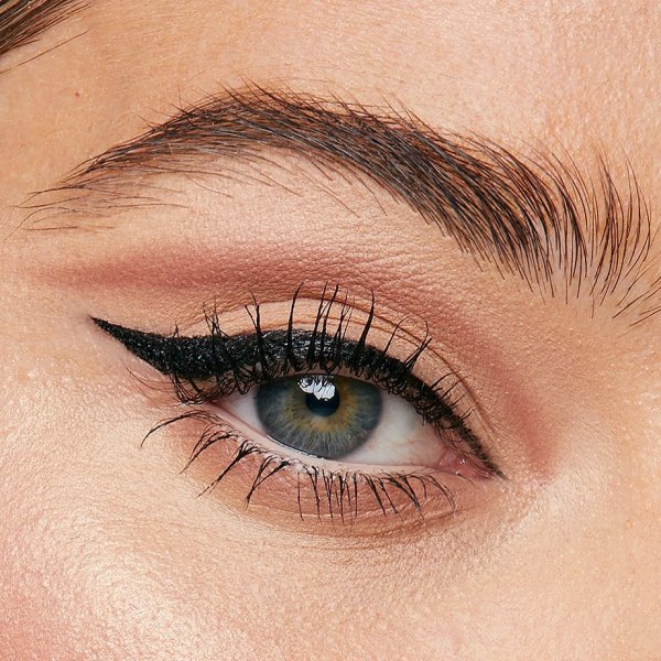 Про неї говорять усі: у чому секрет туші Sky High Maybelline?