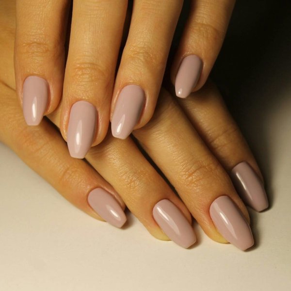 Небезпечна штука: як зробити манікюр на гострі нігті
