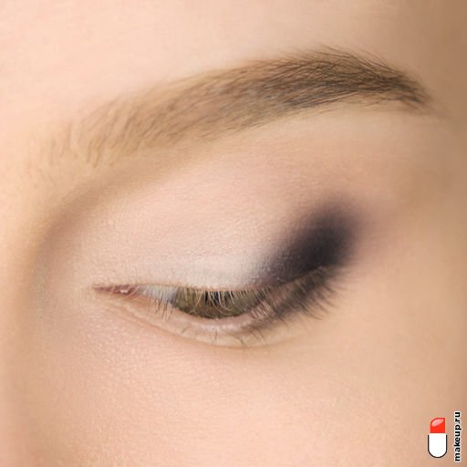 Темніше ночі: створюємо ефектний макіяж із чорними тінями